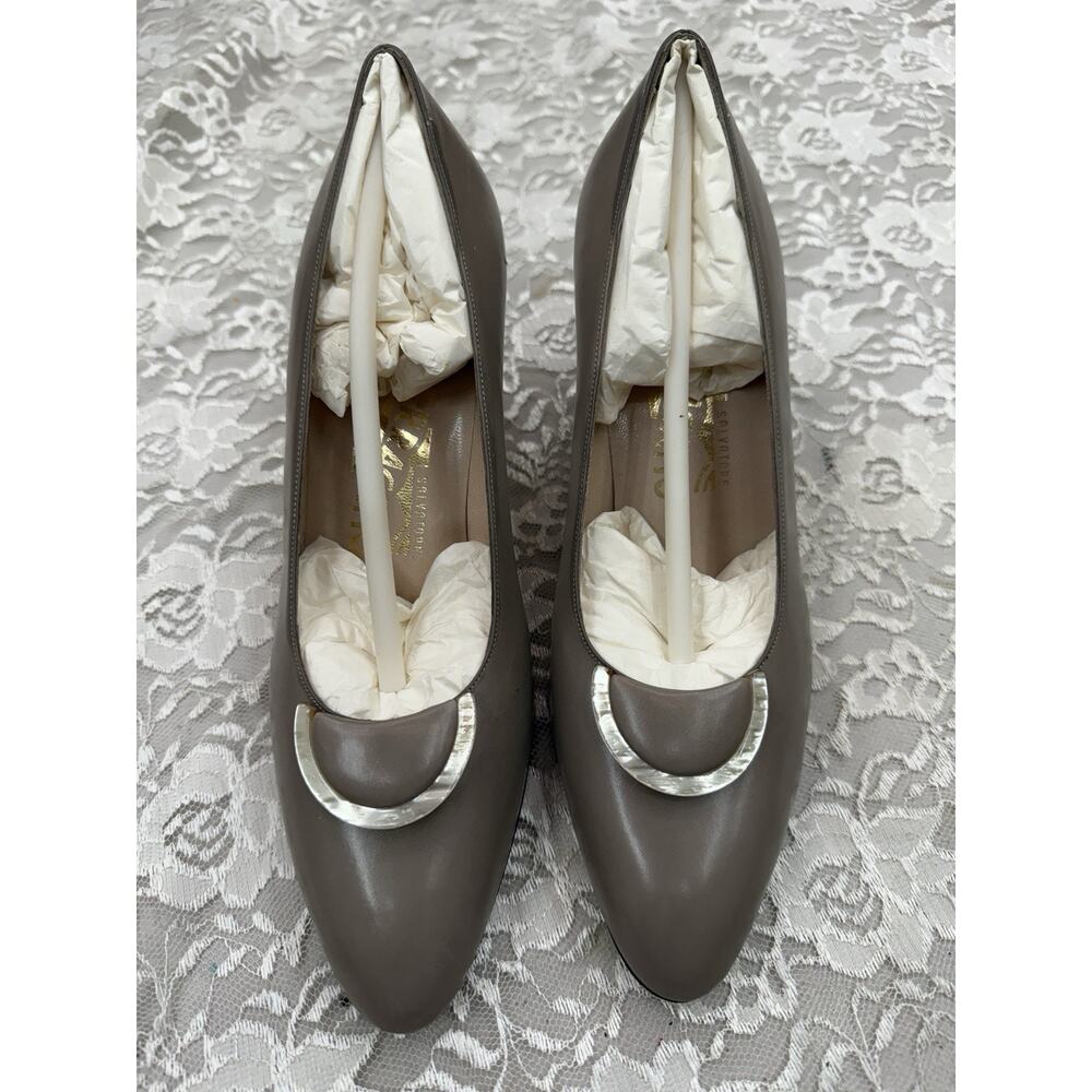 New SALVATORE FERRAGAMO Almond Greige Leather Heel Pumps 7.5 B Luxury Pearl